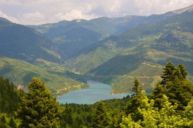 Yunanistan 'ın dağlarındaki Evinou gölünün üzerindeki köprü