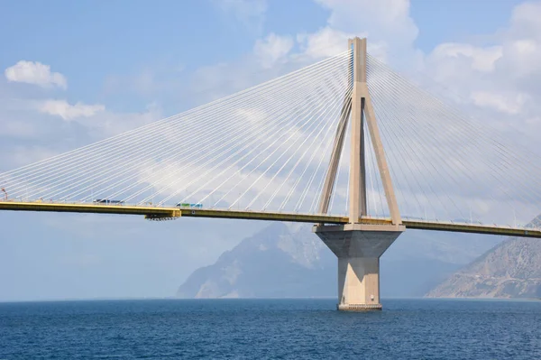 Rio Antirio Yunanistan 'da Korint Körfezi üzerinde kablo destekli köprü