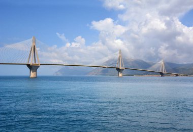 Rio Antirio Yunanistan 'da Korint Körfezi üzerinde kablo destekli köprü