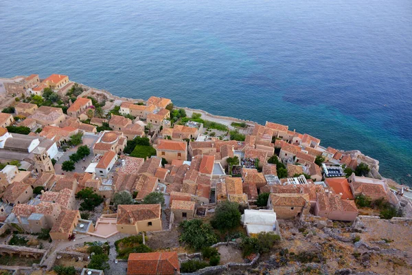 Yunanistan 'ın Peloponnese kentindeki Bizans kalesinden gün batımında Monemvasia köyünün manzarası