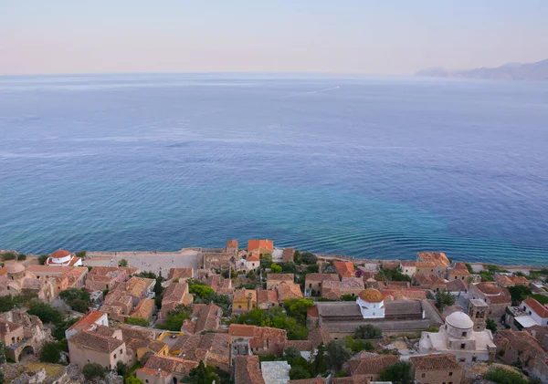 Yunanistan 'ın Peloponnese kentindeki Bizans kalesinden gün batımında Monemvasia köyünün manzarası