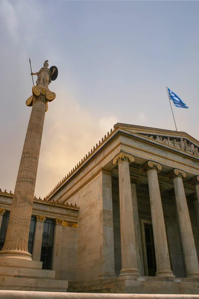 Academia Atenas Una Columna Mármol Con Una Escultura Atenas Contra — Foto de Stock