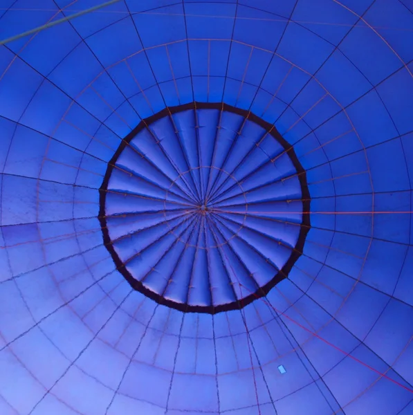 Forma geometrica dell'interno di una mongolfiera blu — Foto Stock