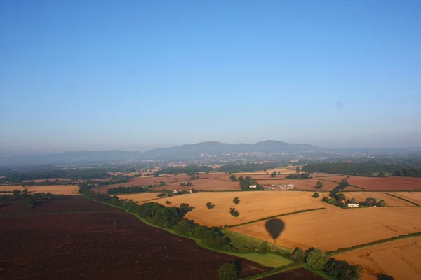 Ombre de montgolfière sur un champ de cultures — Photo