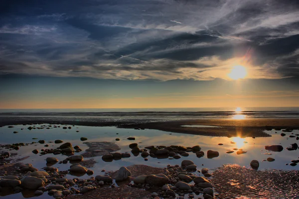 Hermosa puesta de sol sobre una playa — Foto de Stock