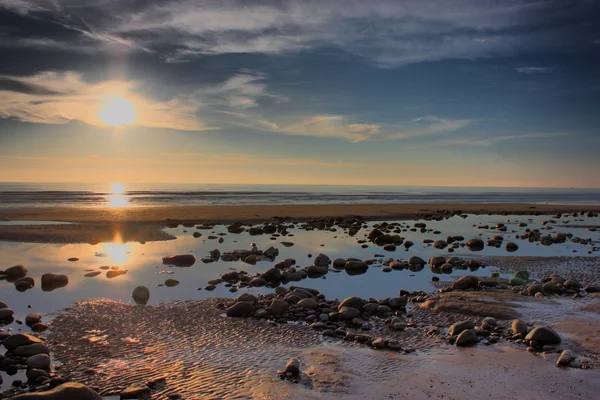 Beau coucher de soleil sur une plage — Photo