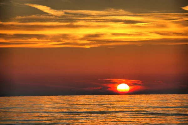 Beau coucher de soleil sur l'océan — Photo