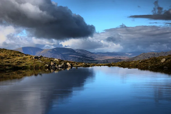 Un lago di montagna che domina la campagna gallese — Foto Stock
