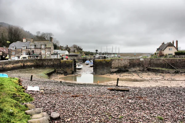 在风景如画的沿海村波洛克堰，萨默塞特，英国，英国的海港入口处 — 图库照片