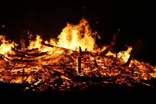 Φωτεινές φλόγες η καύση στην πυρά — Φωτογραφία Αρχείου