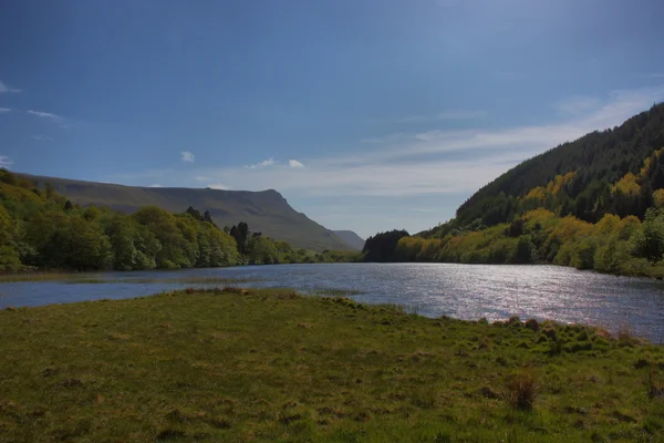 Une vue paysage d'un lac de montagne — Photo