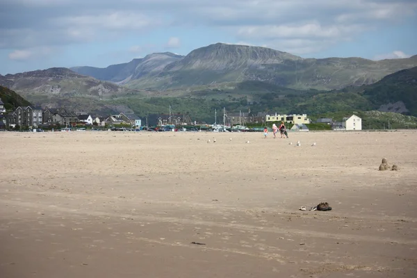 Cadair Ідріс гірський хребет позаду Barmouth пляж — стокове фото