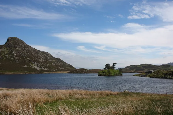 En liggande vy av en fjällsjö — Stockfoto