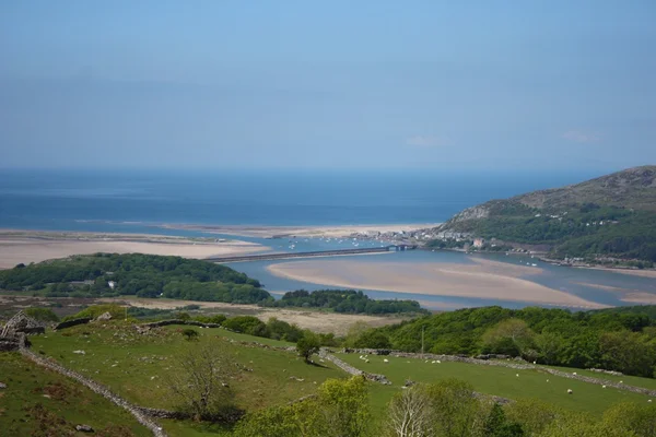 Vista panorámica del estuario de Mawddach en Barmouth, Gales, Reino Unido en un día soleado — Foto de Stock