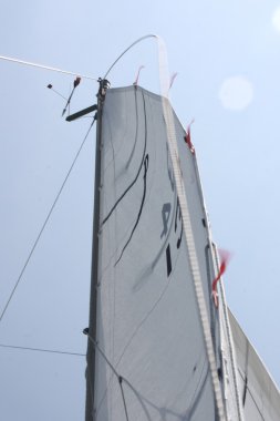 Güvertede görüntülenen bir yat beyaz yelken