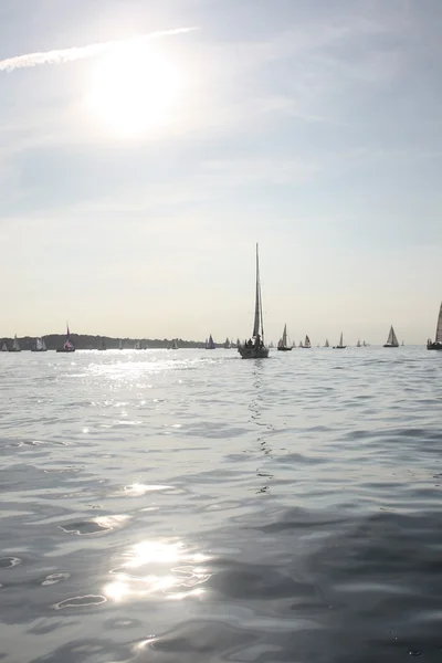 Barcos à vela em um solent plano muito calmo — Fotografia de Stock