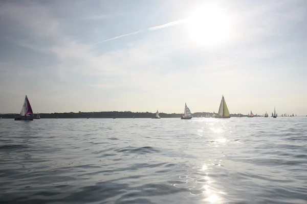 Zeilboten op een zeer rustige platte Solent — Stockfoto