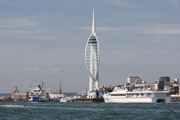 Wieża Spinnaker Portsmouth oglądane z Solent — Zdjęcie stockowe