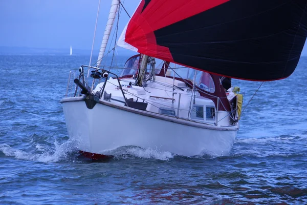 Barca a vela con spinnaker rosso e nero — Foto Stock