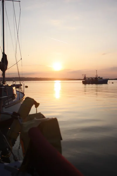 Lever de soleil sur un port de portsmouth calme — Photo