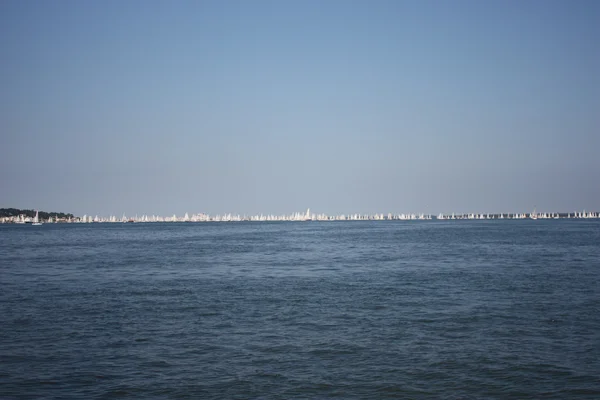 Beaucoup de voiliers au début de la course autour de l'île 2014 — Photo