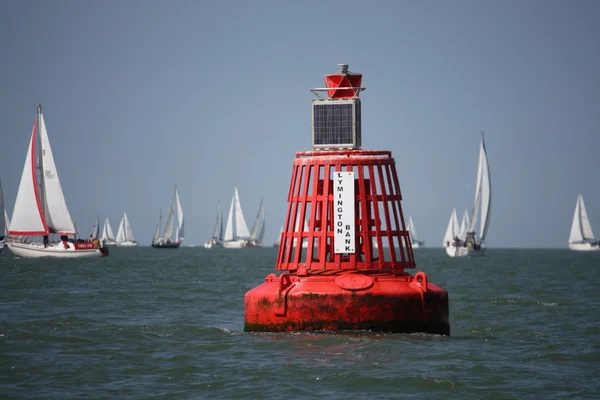 Lymington banco bóia de navegação vermelha no solent — Fotografia de Stock