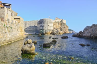 gün batımında Dubrovnik eski şehir duvarları