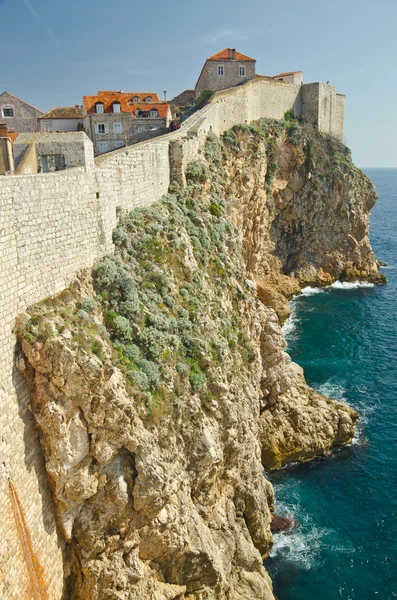 Şaşırtıcı dubrovnik savunma duvarı Cliff üzerinde inşa — Stok fotoğraf