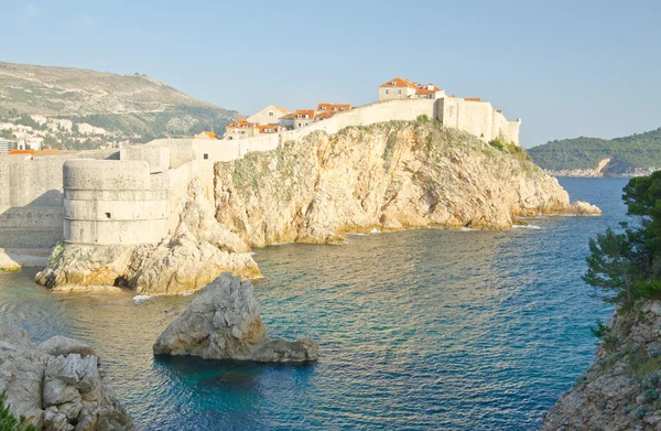 Increíble muro defensivo de Dubrovnik construido en el acantilado — Foto de Stock