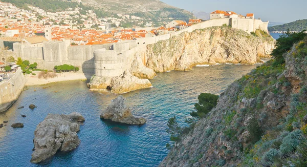 Verbazingwekkende dubrovnik defensieve muur gebouwd op klif — Stockfoto