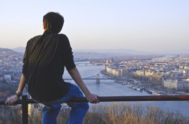 Budapeşte tadını çıkarıyor adam