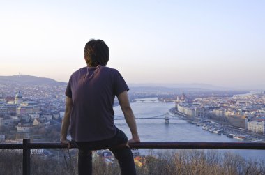 Budapeşte tadını çıkarıyor adam