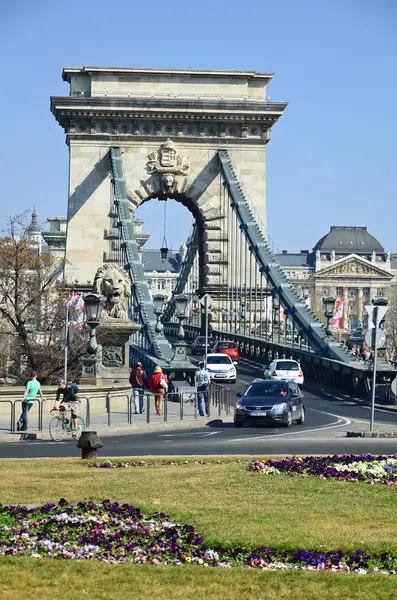 Budapest - Circa Mar 2012: Turister besöka hängbron på 21 M — Stockfoto