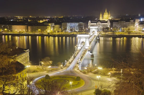 Chain Bridge and St. Stephen's Basilica — Stock Photo, Image