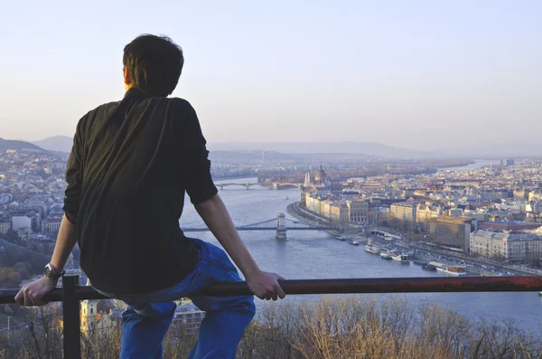 Budapeşte tadını çıkarıyor adam