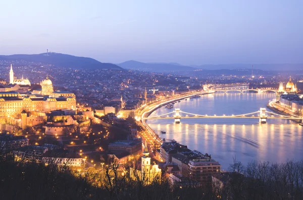 Vista de Budapeste à noite, Hungria Fotos De Bancos De Imagens
