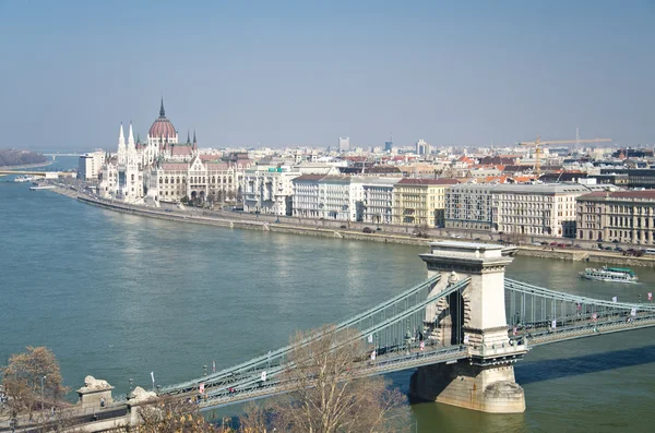 Donaubrücken und das ungarische Parlament — Stockfoto