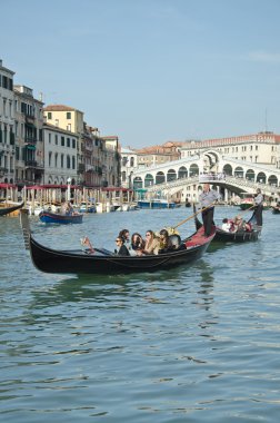 Venedik - 28 Mart: gondol rialto köprüsü üzerinde 28 Mart 2012'de