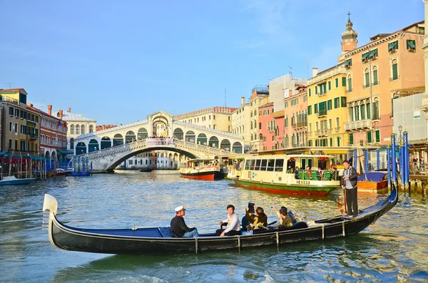 Venedig - 28. März: Gondel auf der Rialtobrücke am 28. März 2012 in — Stockfoto