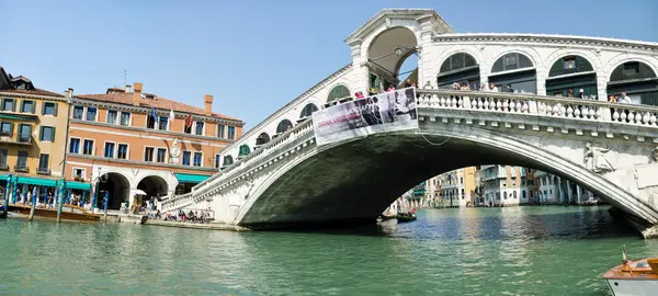 Venedig - 28. März: Gondel auf der Rialtobrücke am 28. März 2012 in — Stockfoto