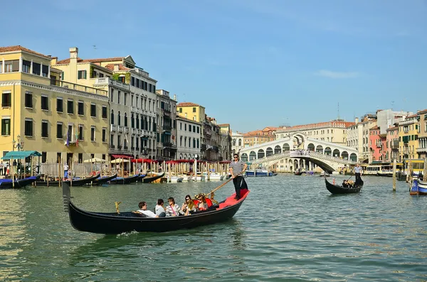 Venetië - 28 maart: gondel in rialto bridge op 28 maart 2012 in — Stockfoto