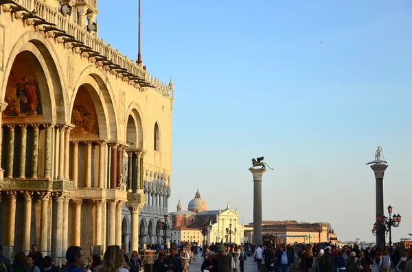 Βενετία - 28 Μαρτίου: Υπόλοιπο τουρίστες σε ένα δρόμο, στην Πλατεία Αγίου Μάρκου — Φωτογραφία Αρχείου