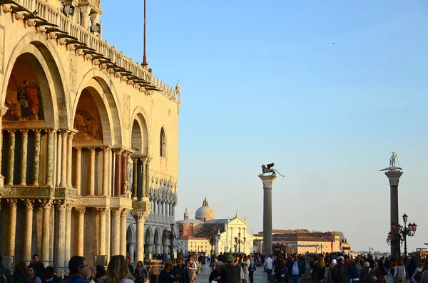 Venedik - 28 Mart: Turistlerin dinlenme bir Street, St Mark Meydanı — Stok fotoğraf