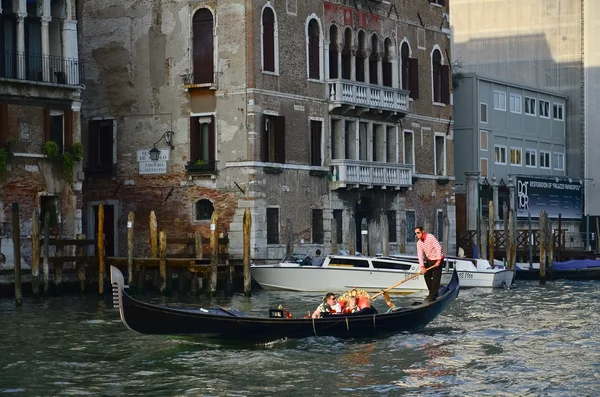 VENICE, ITALY - MARCH 28: Tourists on a Gondola, March 28, 2012 — Stock Photo, Image