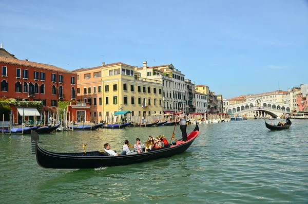 Venetië - 28 maart: gondel in rialto bridge op 28 maart 2012 in — Stockfoto