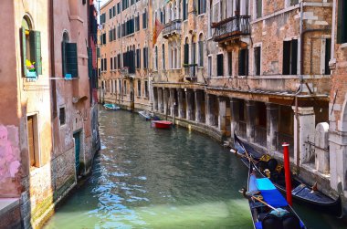 Kanal, tekneler ve venice evleri ile tipik kentsel görünümü