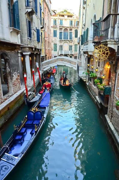 Tipico panorama urbano con canale, barche e case a Venezia — Foto Stock