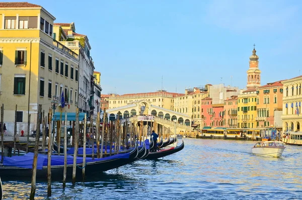 Velencei Grand canal gondolák és a Rialto-híd, Olaszország — Stock Fotó