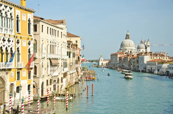 Grand canal en de Basilica di santa maria della salute — Stockfoto