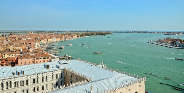 Flygfoto över vackra gamla tak i Venedig stad — Stockfoto